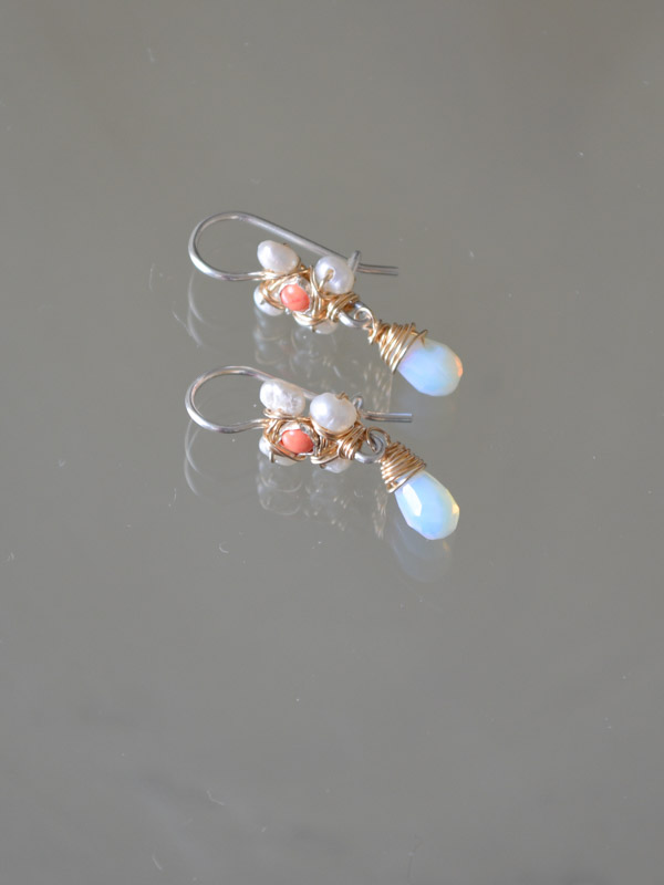 boucles d'oreilles Jasmine mini, corail et perles